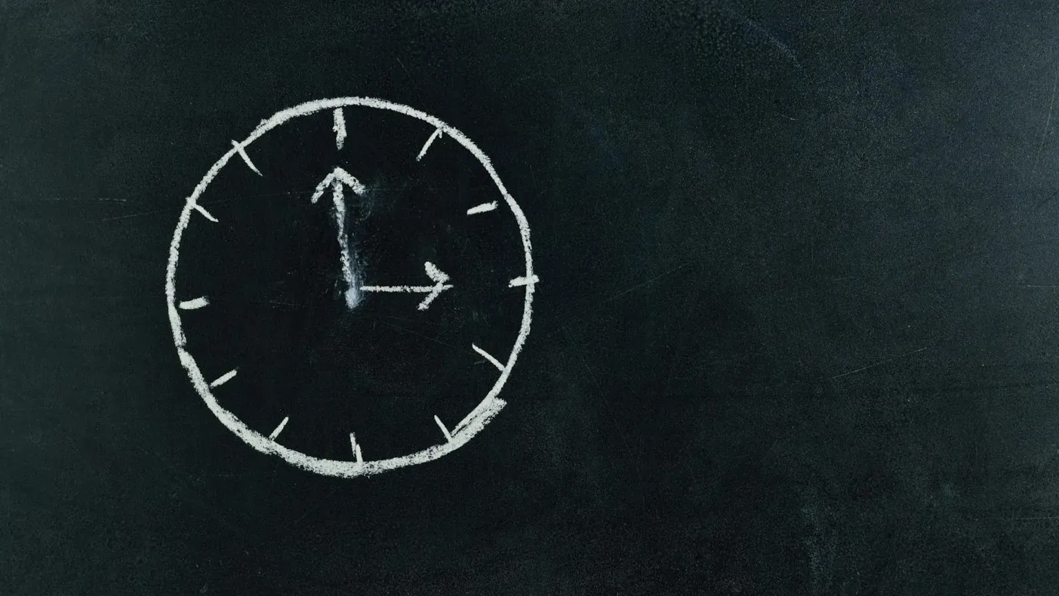 Miguel Á. Padriñán Schizzo di orologio analogico con superficie nera