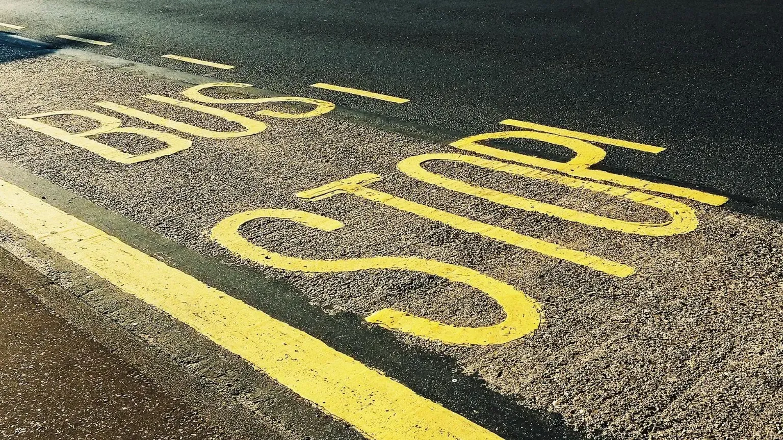 Fermata dell'autobus Stampata su strada asfaltata